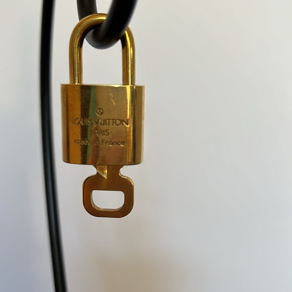 Louis Vuitton Lock and Key # 304 - Picture 2 of 6
